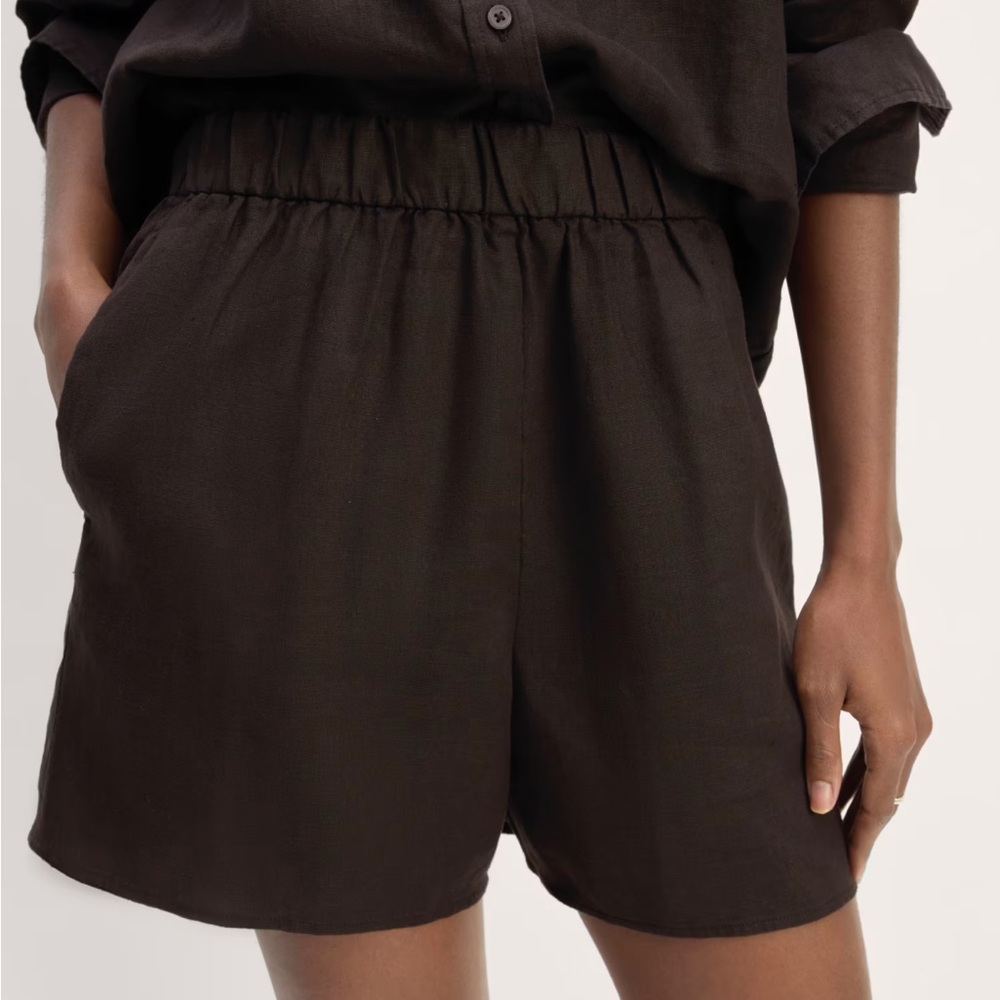 Everlane linen easy short (in olive green)